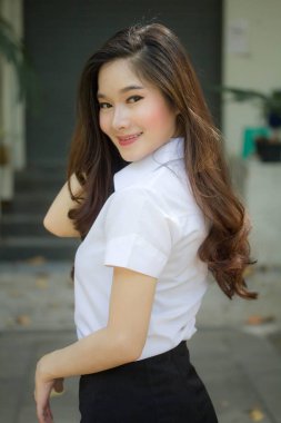 Yetişkin öğrenci üniforması güzel kız gülümse ve rahatla.