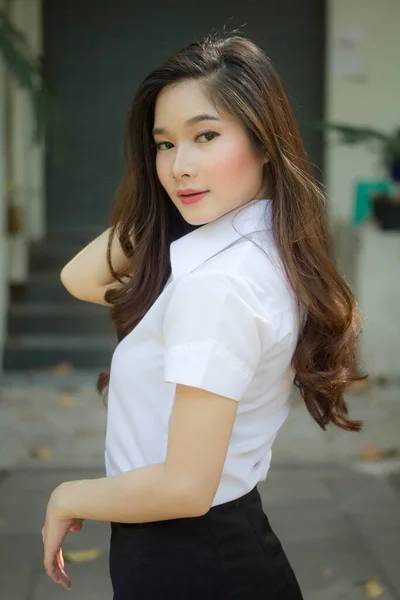 Thai Adult Student Universität Uniform Schöne Mädchen Lächeln Und Entspannen — Stockfoto