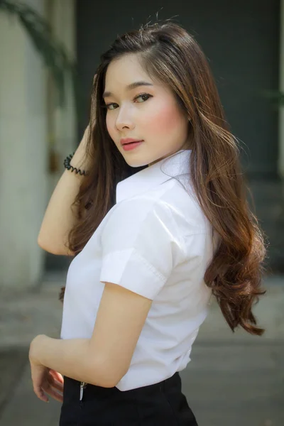 Thai Adulte Étudiant Université Uniforme Belle Fille Sourire Détendre — Photo