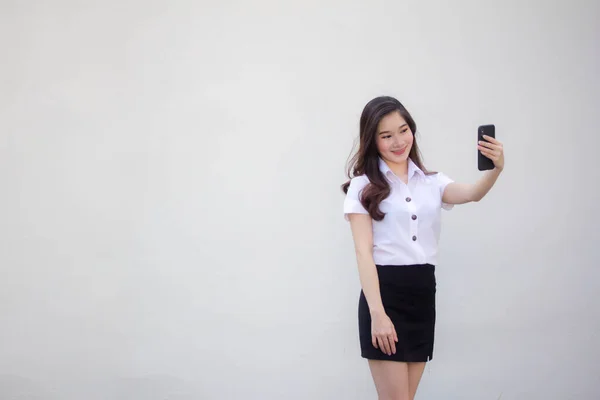 Yetişkin Öğrenci Üniforması Güzel Kız Akıllı Telefonuyla Selfie Çekiyor — Stok fotoğraf