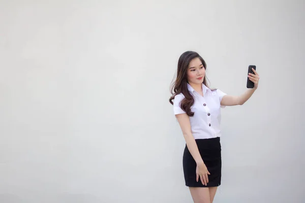 Tailandês Adulto Estudante Universidade Uniforme Bela Menina Usando Seu Telefone — Fotografia de Stock