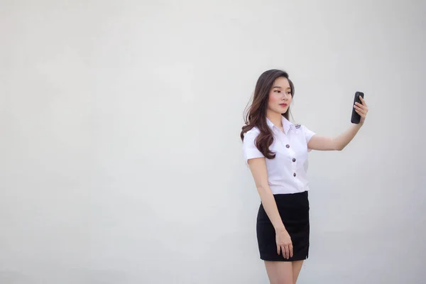 Yetişkin Öğrenci Üniforması Güzel Kız Akıllı Telefonuyla Selfie Çekiyor — Stok fotoğraf