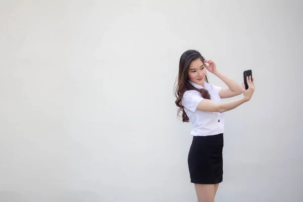 Thai Voksen Student Universitetsuniform Vakker Jente Bruker Sin Smarttelefon Selfie – stockfoto