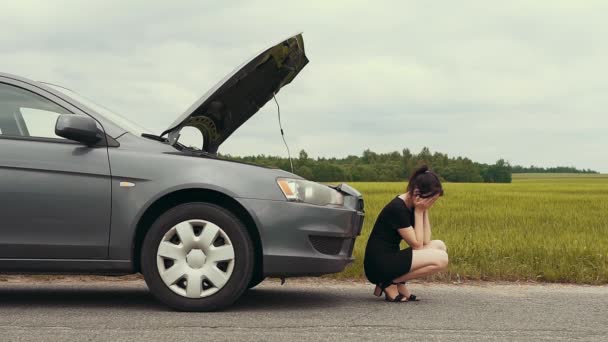 Una Ragazza Sconvolta Abito Corto Siede Sul Marciapiede Aspetta Aiuto — Video Stock