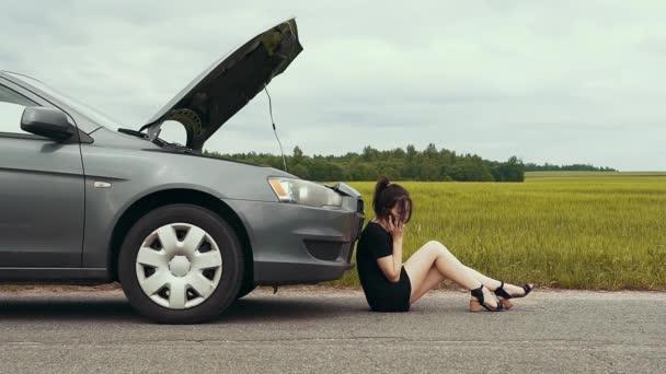 Kısa Elbiseli Üzgün Bir Kız Kaldırımda Oturur Arabası Yolda Bozulduktan — Stok video