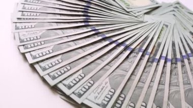 Dolarlar bir vantilatörle masaya serildi. Nakit para geçmişi. Benjamin Franklin 'in 100 dolarlık banknottaki portresi. Yakın plan. Sırayla 100 dolarlık banknotlar yavaş yavaş yakın çekimde..