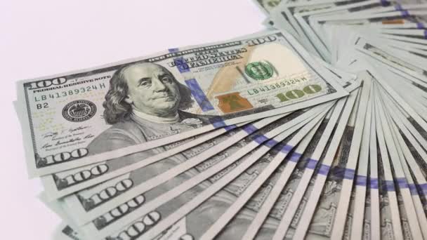 Δολάρια Απλώνονται Στο Τραπέζι Έναν Ανεμιστήρα Χρήματα Μετρητά Benjamin Franklin — Αρχείο Βίντεο