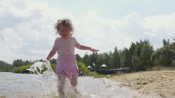 Ένα Χαρούμενο Ξανθό Κορίτσι Ροζ Φούστα Τρέχει Ξυπόλητο Μια Αμμώδη — Αρχείο Βίντεο