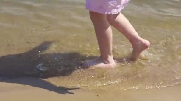 Κοντινό Πλάνο Πόδια Παιδί Πόδια Κατά Μήκος Της Αμμώδους Ακτής — Αρχείο Βίντεο