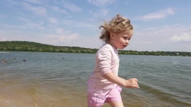 Szczęśliwa Blondynka Różowej Spódnicy Biega Boso Piaszczystej Plaży Jej Włosy — Wideo stockowe