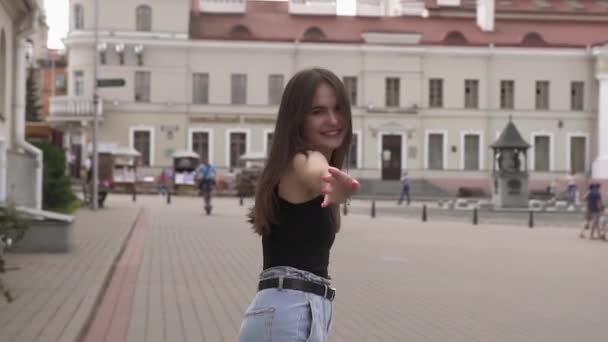 Ένα Όμορφο Κορίτσι Τουριστική Βόλτες Και Χορούς Στο Δρόμο Της — Αρχείο Βίντεο