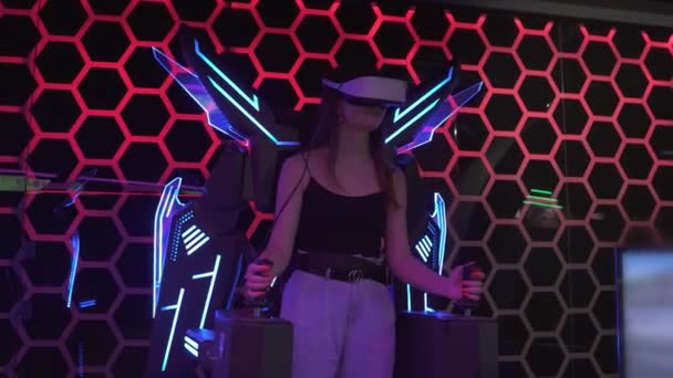 Vonzó Bürokratikus Lány Játszik Egy Szimulátor Videojáték Visel Egy Virtuális — Stock videók
