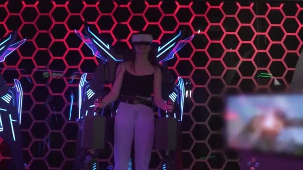 迷人的澳大利亚女孩在玩一个模拟器视频游戏 她戴着一个虚拟现实耳机 未来的技术和娱乐概念 — 图库视频影像