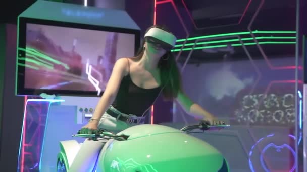 Aantrekkelijk Aucasisch Meisje Headset Spelen Sport Motorfiets Simulator Ervaart Virtual — Stockvideo