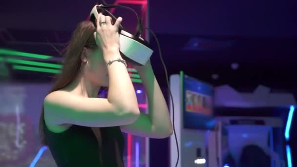 Ένα Νεαρό Όμορφο Κορίτσι Φοράει Γυαλιά Εικονικής Πραγματικότητας Και Θαυμάζει — Αρχείο Βίντεο