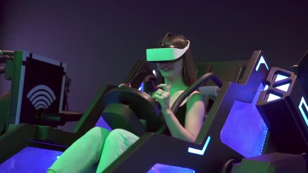 Máquina Virtual Chica Jugando Videojuego Con Dispositivo Realidad Virtual Tecnología — Vídeos de Stock