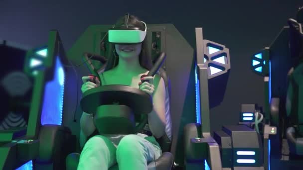 Εικονική Μηχανή Κορίτσι Που Παίζει Βιντεοπαιχνίδι Συσκευή Εικονικής Πραγματικότητας Μελλοντική — Αρχείο Βίντεο