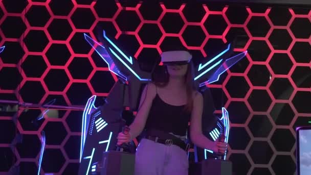 虚拟机 用虚拟现实装置玩电子游戏的女孩 未来的技术和娱乐概念 慢动作 — 图库视频影像
