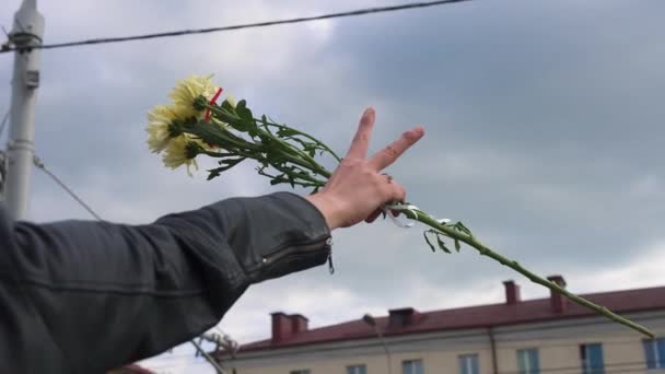 Närbild Handen Flicka Som Deltar Ett Regeringsfientligt Möte Flickan Protesterar — Stockvideo