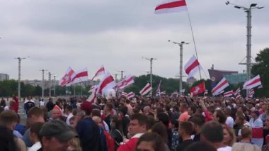 Minsk, Belarus - 23 Ağustos 2020: Minsk 'te barışçıl protesto. Cumhurbaşkanlığı seçimlerinin sonuçlarına katılmayanların hükümet karşıtı mitingleri.