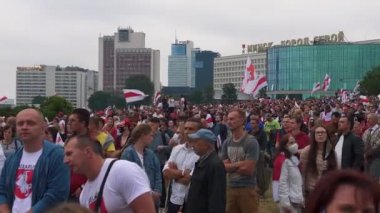 Minsk, Belarus - 23 Ağustos 2020: Minsk 'te barışçıl protesto. Cumhurbaşkanlığı seçimlerinin sonuçlarına katılmayanların hükümet karşıtı mitingleri.