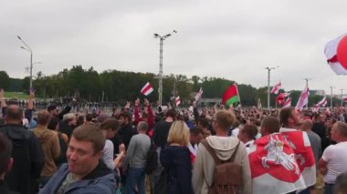 Minsk, Belarus - 23 Ağustos 2020: Minsk 'te barışçıl protesto. Cumhurbaşkanlığı seçimlerinin sonuçlarına katılmayanların hükümet karşıtı mitingleri.
