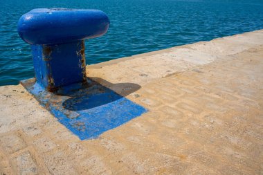 Kopya alanı olan boş bir rıhtımda mavi demirleme bölmesi