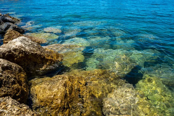 Shore Stora Stenar Och Klart Havsvatten Solig Dag — Stockfoto