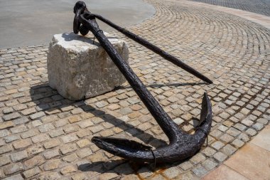 Denizcilik sembolü. Yaşlı paslı çapayı sudan çıkarın..