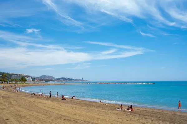 İnsanların yaz gününün tadını çıkardığı sakin bir sahil. Manzaralı körfez manzarası. Malaga, İspanya - 01 Haziran 2020.