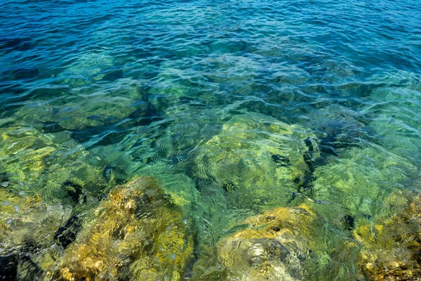 Čistá Čistá Mořská Voda Rajský Skalnatý Břeh — Stock fotografie