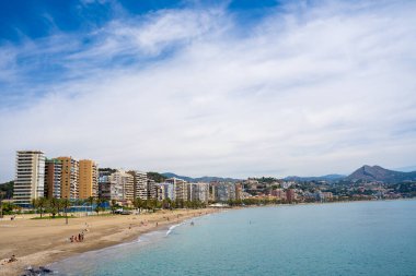 Körfez manzarası. İnsanlar yaz gününün tadını çıkarıyor. Sahildeki binalar ve oteller. Malaga, İspanya - 01 Haziran 2020.