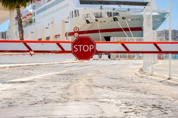 Bariyerde Dur Işareti Var Limandaki Gemi Için Kapalı Erişim Izni — Stok fotoğraf