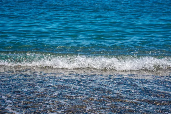 Mała Fala Morska Zbliża Się Spokojnej Plaży Widok Przodu Zbliżenie — Zdjęcie stockowe