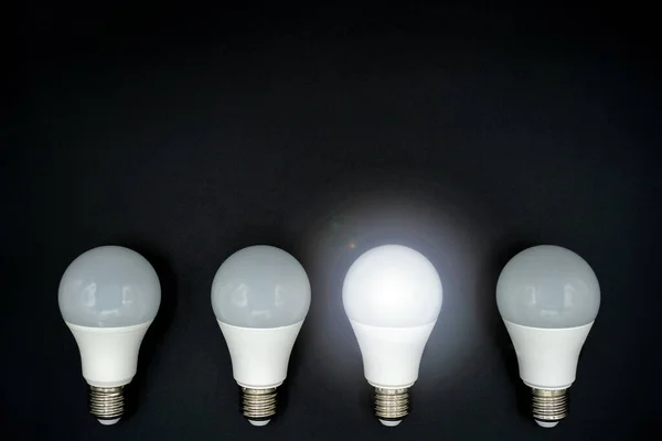 成功的理念 创意和创新理念 有复制空间的灯泡 一个发光 图库照片