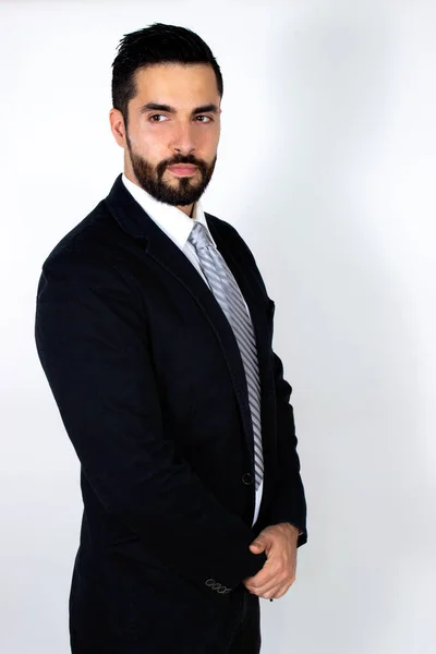 Takım elbiseli, sakallı yakışıklı bir genç. Çekici stil sahibi iş adamı. Orta boy. Beyaz arkaplan.