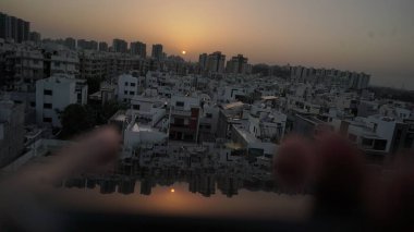 Gündoğumu ve günbatımı gökyüzü ile şehrin üzerinde. şehir manzarası