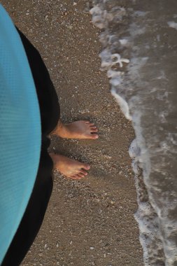 Çocuk kumsalda, su dalgaları ve su ile Hindistan 'da beyaz kumun üzerinde..