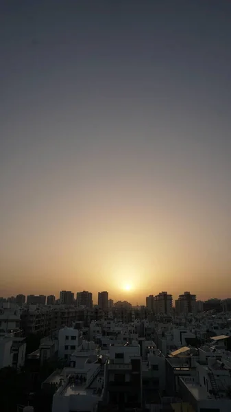 日の出と日没の空と都市の上 — ストック写真