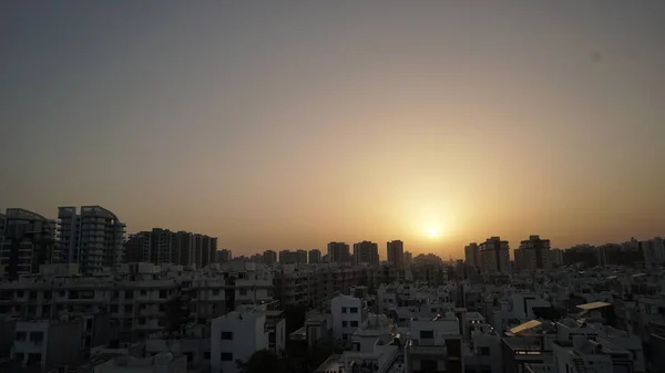 日出和日落笼罩着城市与天空 城市景观 — 图库照片