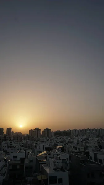 日の出と日没の空と都市の上 — ストック写真