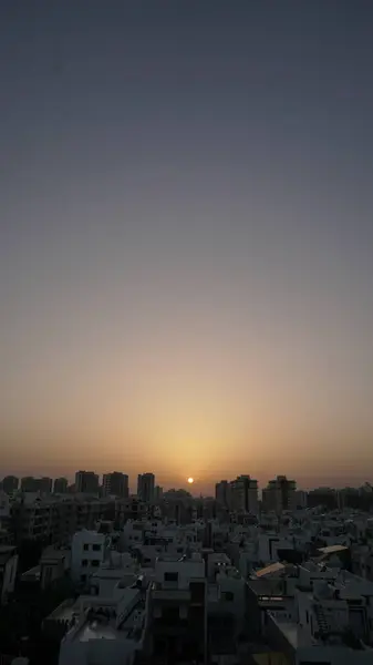 日の出と日没の空と都市の上 — ストック写真