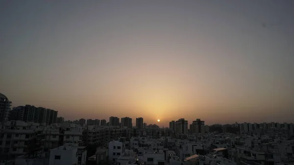 Gündoğumu Günbatımı Gökyüzü Ile Şehrin Üzerinde Şehir Manzarası — Stok fotoğraf