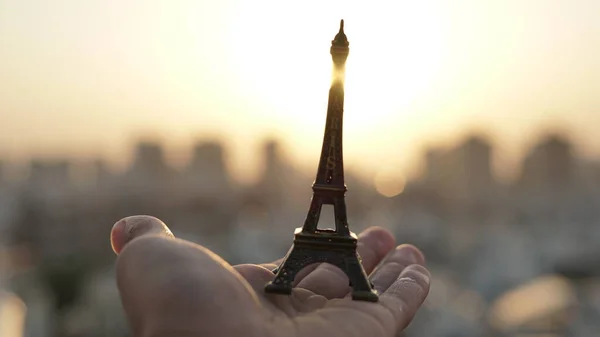 Man Hand Houden Kleine Eiffeltoren Hand — Stockfoto