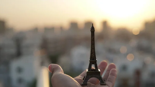 Man Hand Houden Kleine Eiffeltoren Hand — Stockfoto