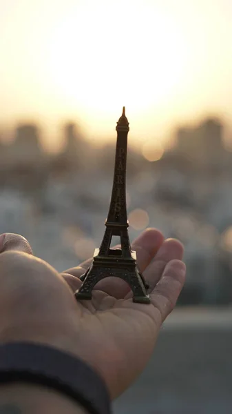 Man Hand Houden Kleine Eiffeltoren Hand — Stockfoto