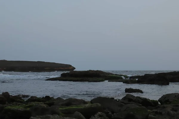 Vês Praia Com Rochas Céu Nublado Ver Ondas Tocando Rochas — Fotografia de Stock