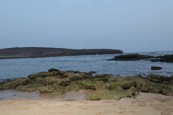 Siehe Strand Mit Felsen Und Bewölktem Himmel Wellen Berühren Felsen — Stockfoto