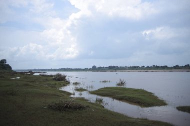Nehir manzaralı güzel gökyüzü.