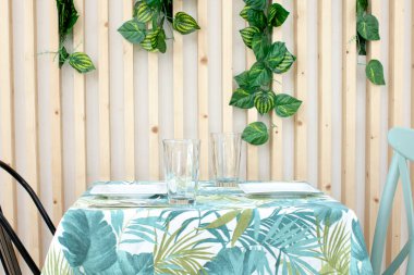 YEŞİL VE MÜZİK RESTAZANDA İKİ KİŞİ İKİ İÇİN GİZLİ GÜZELLİK